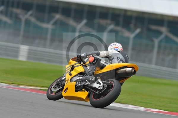 Motorcycle action photographs;Silverstone circuit;Silverstone photographs;Trackday digital images;event digital images;eventdigitalimages;no limits trackday;peter wileman photography;rockingham towcester northamptonshire;trackday;trackday photos