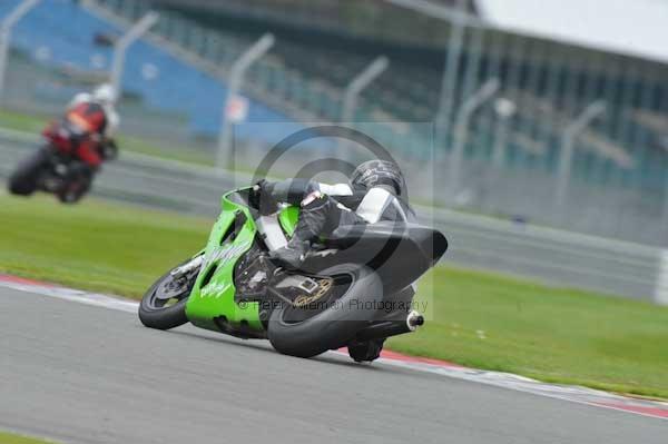 Motorcycle action photographs;Silverstone circuit;Silverstone photographs;Trackday digital images;event digital images;eventdigitalimages;no limits trackday;peter wileman photography;rockingham towcester northamptonshire;trackday;trackday photos