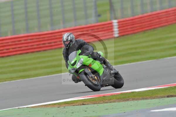 Motorcycle action photographs;Silverstone circuit;Silverstone photographs;Trackday digital images;event digital images;eventdigitalimages;no limits trackday;peter wileman photography;rockingham towcester northamptonshire;trackday;trackday photos