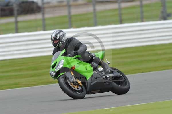 Motorcycle action photographs;Silverstone circuit;Silverstone photographs;Trackday digital images;event digital images;eventdigitalimages;no limits trackday;peter wileman photography;rockingham towcester northamptonshire;trackday;trackday photos