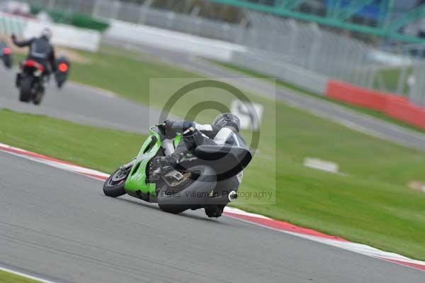 Motorcycle action photographs;Silverstone circuit;Silverstone photographs;Trackday digital images;event digital images;eventdigitalimages;no limits trackday;peter wileman photography;rockingham towcester northamptonshire;trackday;trackday photos