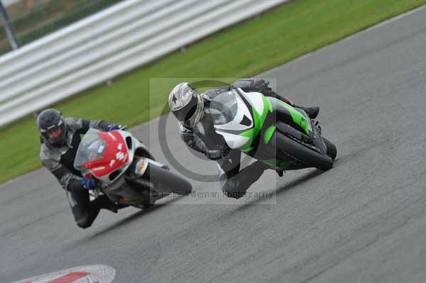 Motorcycle action photographs;Silverstone circuit;Silverstone photographs;Trackday digital images;event digital images;eventdigitalimages;no limits trackday;peter wileman photography;rockingham towcester northamptonshire;trackday;trackday photos