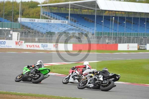 Motorcycle action photographs;Silverstone circuit;Silverstone photographs;Trackday digital images;event digital images;eventdigitalimages;no limits trackday;peter wileman photography;rockingham towcester northamptonshire;trackday;trackday photos