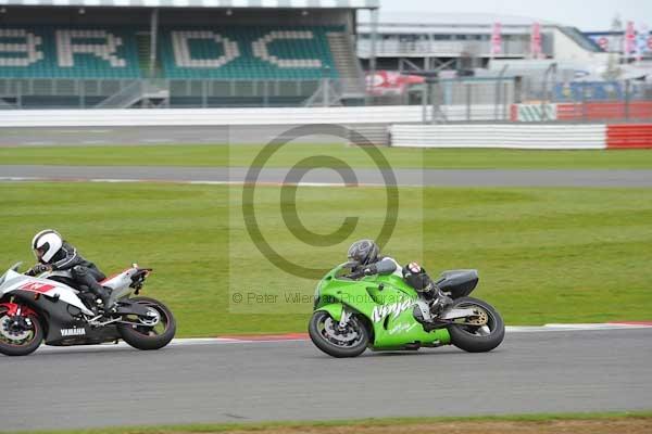 Motorcycle action photographs;Silverstone circuit;Silverstone photographs;Trackday digital images;event digital images;eventdigitalimages;no limits trackday;peter wileman photography;rockingham towcester northamptonshire;trackday;trackday photos