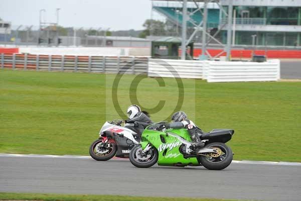 Motorcycle action photographs;Silverstone circuit;Silverstone photographs;Trackday digital images;event digital images;eventdigitalimages;no limits trackday;peter wileman photography;rockingham towcester northamptonshire;trackday;trackday photos