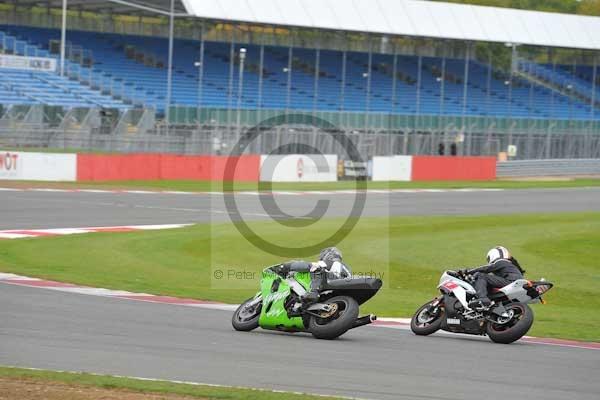 Motorcycle action photographs;Silverstone circuit;Silverstone photographs;Trackday digital images;event digital images;eventdigitalimages;no limits trackday;peter wileman photography;rockingham towcester northamptonshire;trackday;trackday photos