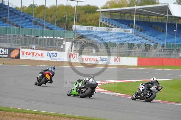 Motorcycle action photographs;Silverstone circuit;Silverstone photographs;Trackday digital images;event digital images;eventdigitalimages;no limits trackday;peter wileman photography;rockingham towcester northamptonshire;trackday;trackday photos