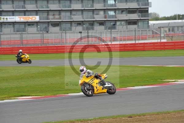 Motorcycle action photographs;Silverstone circuit;Silverstone photographs;Trackday digital images;event digital images;eventdigitalimages;no limits trackday;peter wileman photography;rockingham towcester northamptonshire;trackday;trackday photos