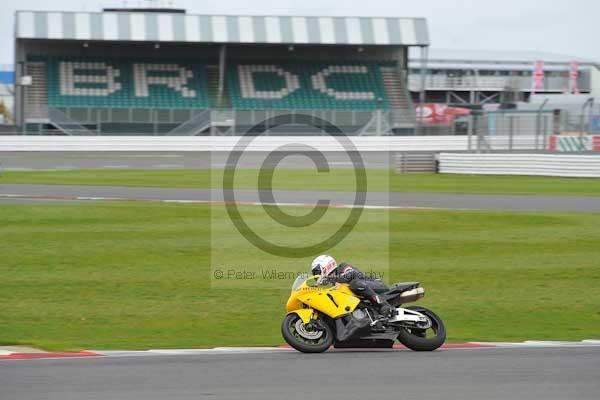 Motorcycle action photographs;Silverstone circuit;Silverstone photographs;Trackday digital images;event digital images;eventdigitalimages;no limits trackday;peter wileman photography;rockingham towcester northamptonshire;trackday;trackday photos