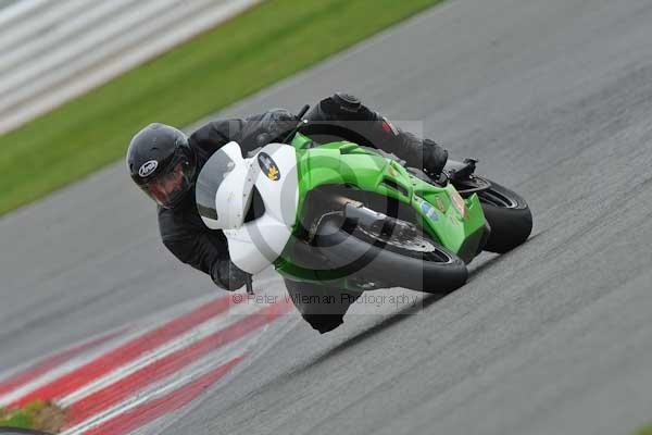 Motorcycle action photographs;Silverstone circuit;Silverstone photographs;Trackday digital images;event digital images;eventdigitalimages;no limits trackday;peter wileman photography;rockingham towcester northamptonshire;trackday;trackday photos