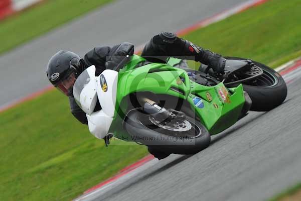 Motorcycle action photographs;Silverstone circuit;Silverstone photographs;Trackday digital images;event digital images;eventdigitalimages;no limits trackday;peter wileman photography;rockingham towcester northamptonshire;trackday;trackday photos