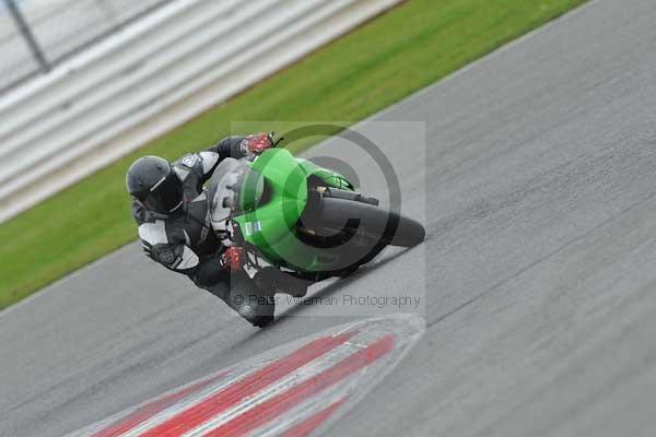 Motorcycle action photographs;Silverstone circuit;Silverstone photographs;Trackday digital images;event digital images;eventdigitalimages;no limits trackday;peter wileman photography;rockingham towcester northamptonshire;trackday;trackday photos