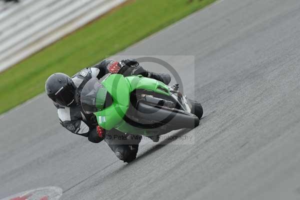 Motorcycle action photographs;Silverstone circuit;Silverstone photographs;Trackday digital images;event digital images;eventdigitalimages;no limits trackday;peter wileman photography;rockingham towcester northamptonshire;trackday;trackday photos