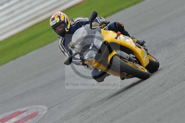 Motorcycle action photographs;Silverstone circuit;Silverstone photographs;Trackday digital images;event digital images;eventdigitalimages;no limits trackday;peter wileman photography;rockingham towcester northamptonshire;trackday;trackday photos