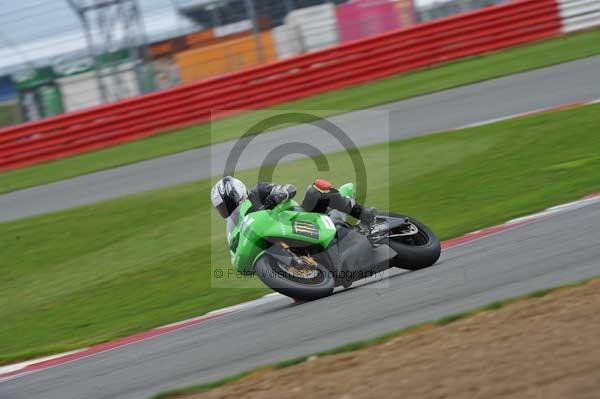 Motorcycle action photographs;Silverstone circuit;Silverstone photographs;Trackday digital images;event digital images;eventdigitalimages;no limits trackday;peter wileman photography;rockingham towcester northamptonshire;trackday;trackday photos