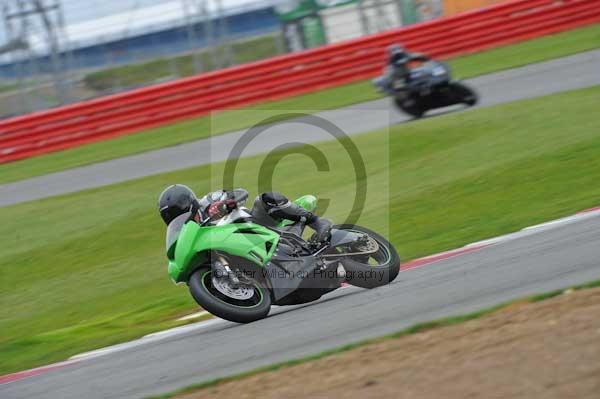 Motorcycle action photographs;Silverstone circuit;Silverstone photographs;Trackday digital images;event digital images;eventdigitalimages;no limits trackday;peter wileman photography;rockingham towcester northamptonshire;trackday;trackday photos