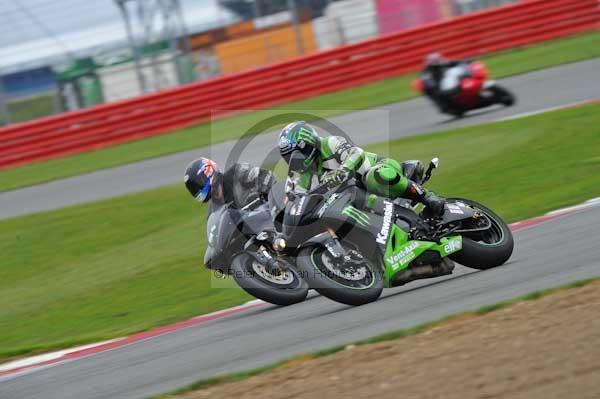 Motorcycle action photographs;Silverstone circuit;Silverstone photographs;Trackday digital images;event digital images;eventdigitalimages;no limits trackday;peter wileman photography;rockingham towcester northamptonshire;trackday;trackday photos