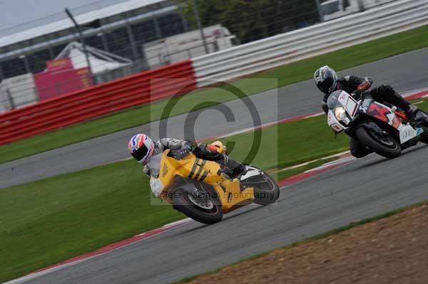 Motorcycle action photographs;Silverstone circuit;Silverstone photographs;Trackday digital images;event digital images;eventdigitalimages;no limits trackday;peter wileman photography;rockingham towcester northamptonshire;trackday;trackday photos