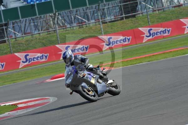 Motorcycle action photographs;Silverstone circuit;Silverstone photographs;Trackday digital images;event digital images;eventdigitalimages;no limits trackday;peter wileman photography;rockingham towcester northamptonshire;trackday;trackday photos