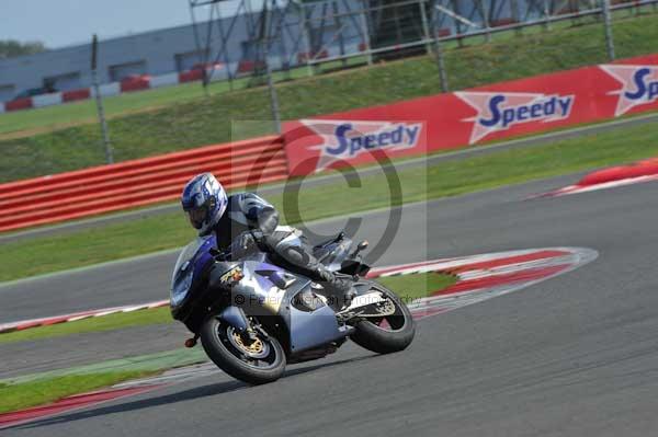 Motorcycle action photographs;Silverstone circuit;Silverstone photographs;Trackday digital images;event digital images;eventdigitalimages;no limits trackday;peter wileman photography;rockingham towcester northamptonshire;trackday;trackday photos