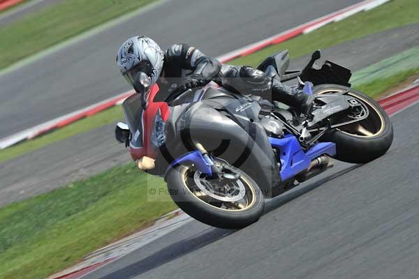 Motorcycle action photographs;Silverstone circuit;Silverstone photographs;Trackday digital images;event digital images;eventdigitalimages;no limits trackday;peter wileman photography;rockingham towcester northamptonshire;trackday;trackday photos