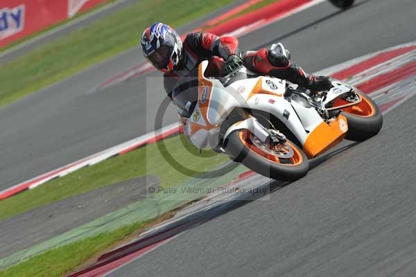 Motorcycle action photographs;Silverstone circuit;Silverstone photographs;Trackday digital images;event digital images;eventdigitalimages;no limits trackday;peter wileman photography;rockingham towcester northamptonshire;trackday;trackday photos