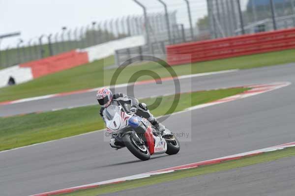 Motorcycle action photographs;Silverstone circuit;Silverstone photographs;Trackday digital images;event digital images;eventdigitalimages;no limits trackday;peter wileman photography;rockingham towcester northamptonshire;trackday;trackday photos