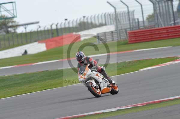 Motorcycle action photographs;Silverstone circuit;Silverstone photographs;Trackday digital images;event digital images;eventdigitalimages;no limits trackday;peter wileman photography;rockingham towcester northamptonshire;trackday;trackday photos