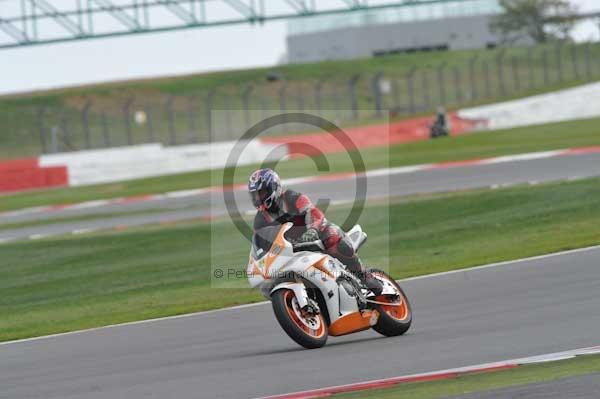 Motorcycle action photographs;Silverstone circuit;Silverstone photographs;Trackday digital images;event digital images;eventdigitalimages;no limits trackday;peter wileman photography;rockingham towcester northamptonshire;trackday;trackday photos