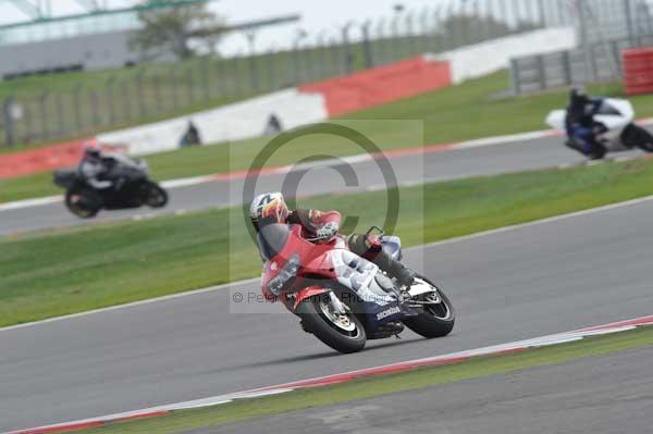 Motorcycle action photographs;Silverstone circuit;Silverstone photographs;Trackday digital images;event digital images;eventdigitalimages;no limits trackday;peter wileman photography;rockingham towcester northamptonshire;trackday;trackday photos