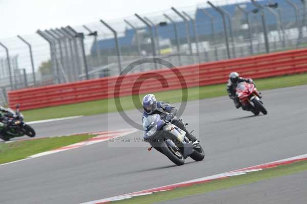 Motorcycle action photographs;Silverstone circuit;Silverstone photographs;Trackday digital images;event digital images;eventdigitalimages;no limits trackday;peter wileman photography;rockingham towcester northamptonshire;trackday;trackday photos