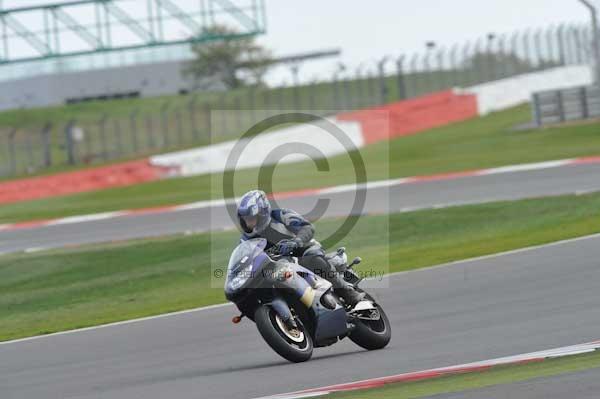 Motorcycle action photographs;Silverstone circuit;Silverstone photographs;Trackday digital images;event digital images;eventdigitalimages;no limits trackday;peter wileman photography;rockingham towcester northamptonshire;trackday;trackday photos