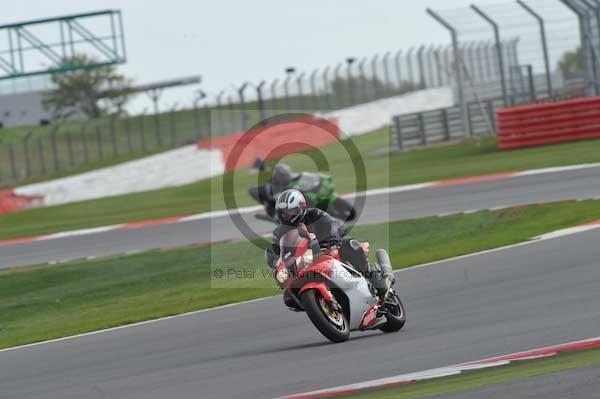 Motorcycle action photographs;Silverstone circuit;Silverstone photographs;Trackday digital images;event digital images;eventdigitalimages;no limits trackday;peter wileman photography;rockingham towcester northamptonshire;trackday;trackday photos