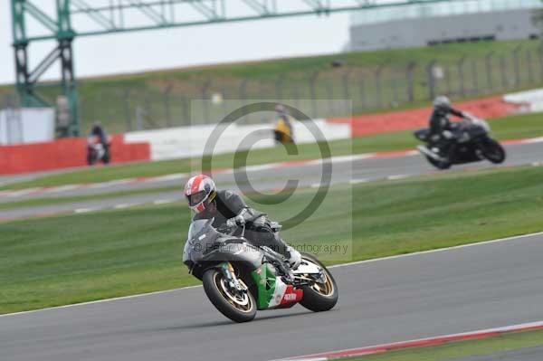 Motorcycle action photographs;Silverstone circuit;Silverstone photographs;Trackday digital images;event digital images;eventdigitalimages;no limits trackday;peter wileman photography;rockingham towcester northamptonshire;trackday;trackday photos