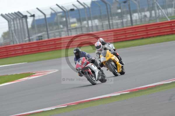 Motorcycle action photographs;Silverstone circuit;Silverstone photographs;Trackday digital images;event digital images;eventdigitalimages;no limits trackday;peter wileman photography;rockingham towcester northamptonshire;trackday;trackday photos