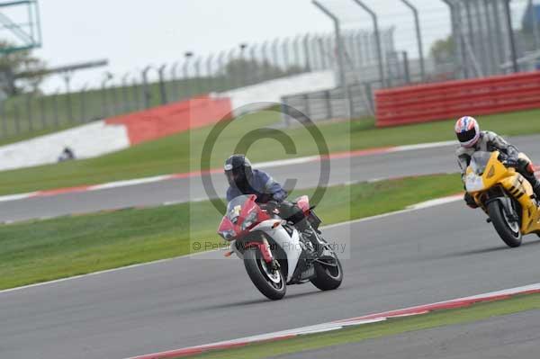 Motorcycle action photographs;Silverstone circuit;Silverstone photographs;Trackday digital images;event digital images;eventdigitalimages;no limits trackday;peter wileman photography;rockingham towcester northamptonshire;trackday;trackday photos