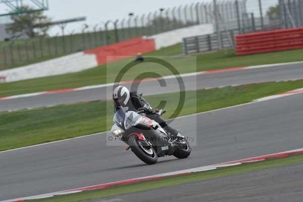 Motorcycle action photographs;Silverstone circuit;Silverstone photographs;Trackday digital images;event digital images;eventdigitalimages;no limits trackday;peter wileman photography;rockingham towcester northamptonshire;trackday;trackday photos