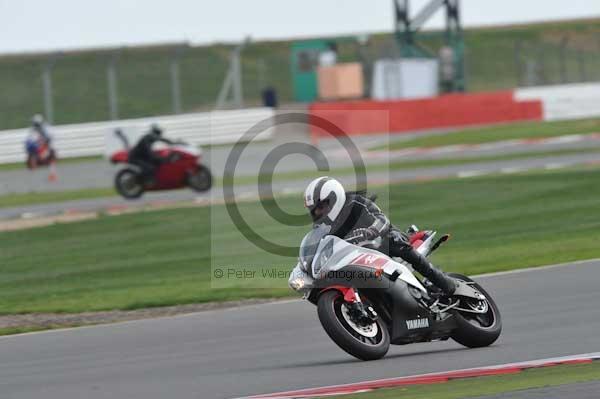 Motorcycle action photographs;Silverstone circuit;Silverstone photographs;Trackday digital images;event digital images;eventdigitalimages;no limits trackday;peter wileman photography;rockingham towcester northamptonshire;trackday;trackday photos