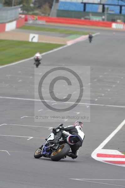 Motorcycle action photographs;Silverstone circuit;Silverstone photographs;Trackday digital images;event digital images;eventdigitalimages;no limits trackday;peter wileman photography;rockingham towcester northamptonshire;trackday;trackday photos