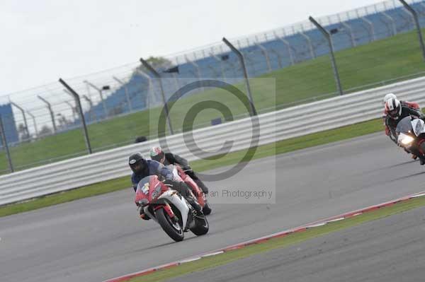 Motorcycle action photographs;Silverstone circuit;Silverstone photographs;Trackday digital images;event digital images;eventdigitalimages;no limits trackday;peter wileman photography;rockingham towcester northamptonshire;trackday;trackday photos