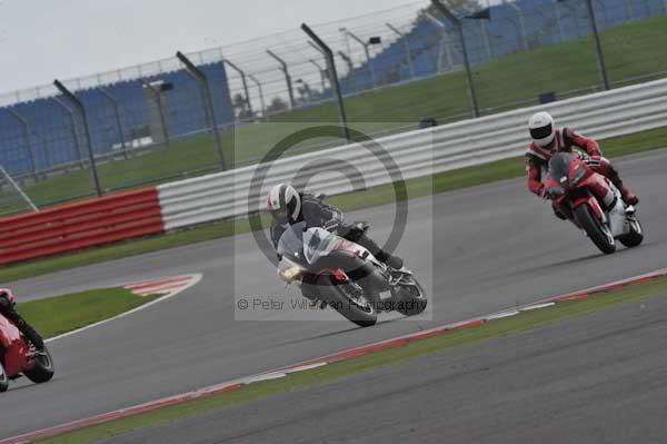 Motorcycle action photographs;Silverstone circuit;Silverstone photographs;Trackday digital images;event digital images;eventdigitalimages;no limits trackday;peter wileman photography;rockingham towcester northamptonshire;trackday;trackday photos