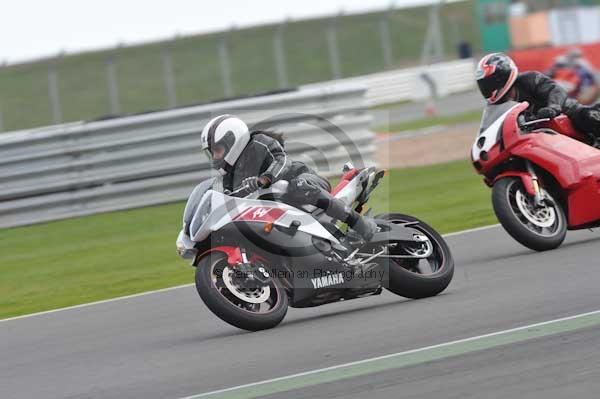 Motorcycle action photographs;Silverstone circuit;Silverstone photographs;Trackday digital images;event digital images;eventdigitalimages;no limits trackday;peter wileman photography;rockingham towcester northamptonshire;trackday;trackday photos