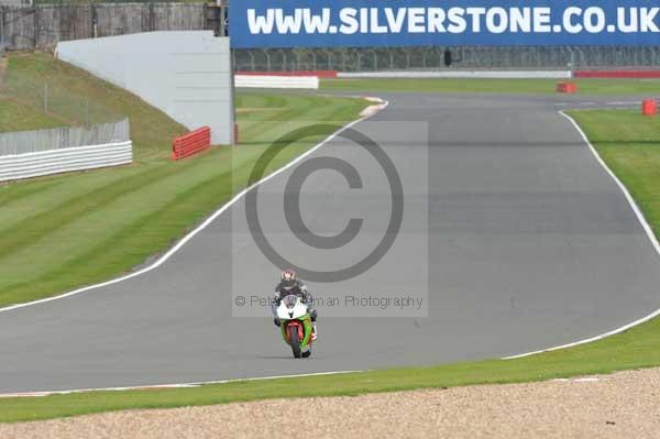 Motorcycle action photographs;Silverstone circuit;Silverstone photographs;Trackday digital images;event digital images;eventdigitalimages;no limits trackday;peter wileman photography;rockingham towcester northamptonshire;trackday;trackday photos