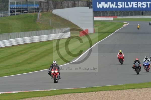 Motorcycle action photographs;Silverstone circuit;Silverstone photographs;Trackday digital images;event digital images;eventdigitalimages;no limits trackday;peter wileman photography;rockingham towcester northamptonshire;trackday;trackday photos