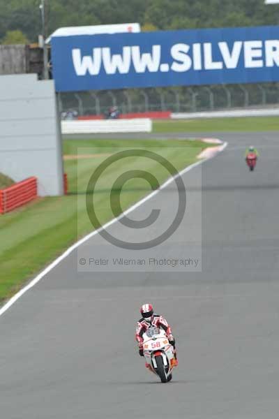 Motorcycle action photographs;Silverstone circuit;Silverstone photographs;Trackday digital images;event digital images;eventdigitalimages;no limits trackday;peter wileman photography;rockingham towcester northamptonshire;trackday;trackday photos