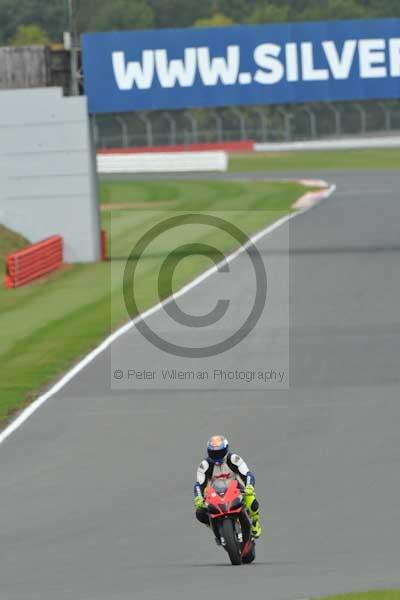 Motorcycle action photographs;Silverstone circuit;Silverstone photographs;Trackday digital images;event digital images;eventdigitalimages;no limits trackday;peter wileman photography;rockingham towcester northamptonshire;trackday;trackday photos