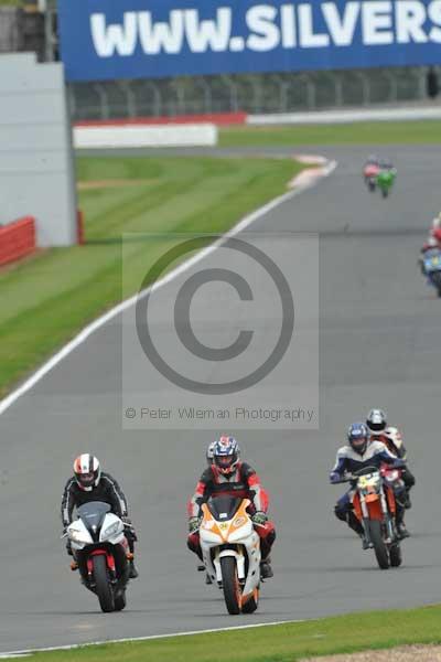 Motorcycle action photographs;Silverstone circuit;Silverstone photographs;Trackday digital images;event digital images;eventdigitalimages;no limits trackday;peter wileman photography;rockingham towcester northamptonshire;trackday;trackday photos