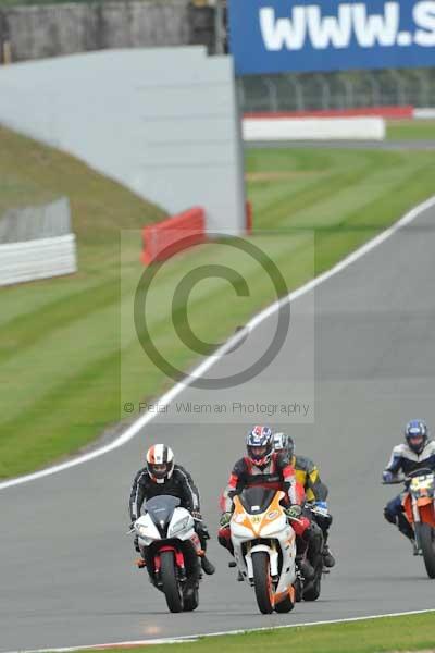 Motorcycle action photographs;Silverstone circuit;Silverstone photographs;Trackday digital images;event digital images;eventdigitalimages;no limits trackday;peter wileman photography;rockingham towcester northamptonshire;trackday;trackday photos