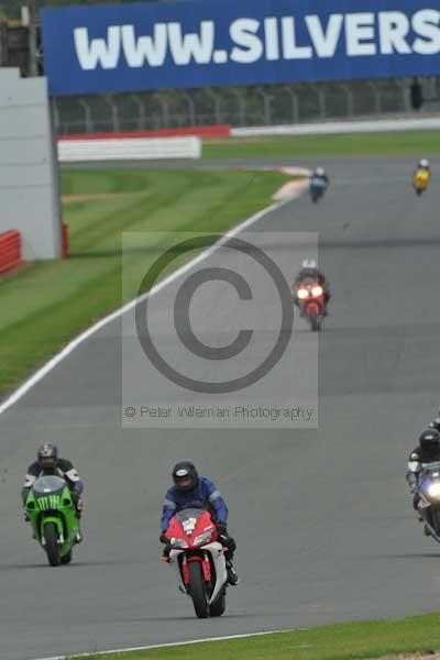 Motorcycle action photographs;Silverstone circuit;Silverstone photographs;Trackday digital images;event digital images;eventdigitalimages;no limits trackday;peter wileman photography;rockingham towcester northamptonshire;trackday;trackday photos