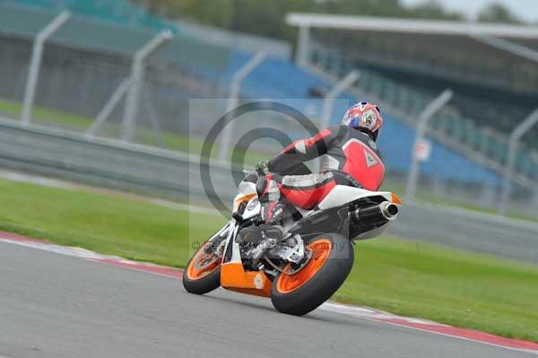 Motorcycle action photographs;Silverstone circuit;Silverstone photographs;Trackday digital images;event digital images;eventdigitalimages;no limits trackday;peter wileman photography;rockingham towcester northamptonshire;trackday;trackday photos